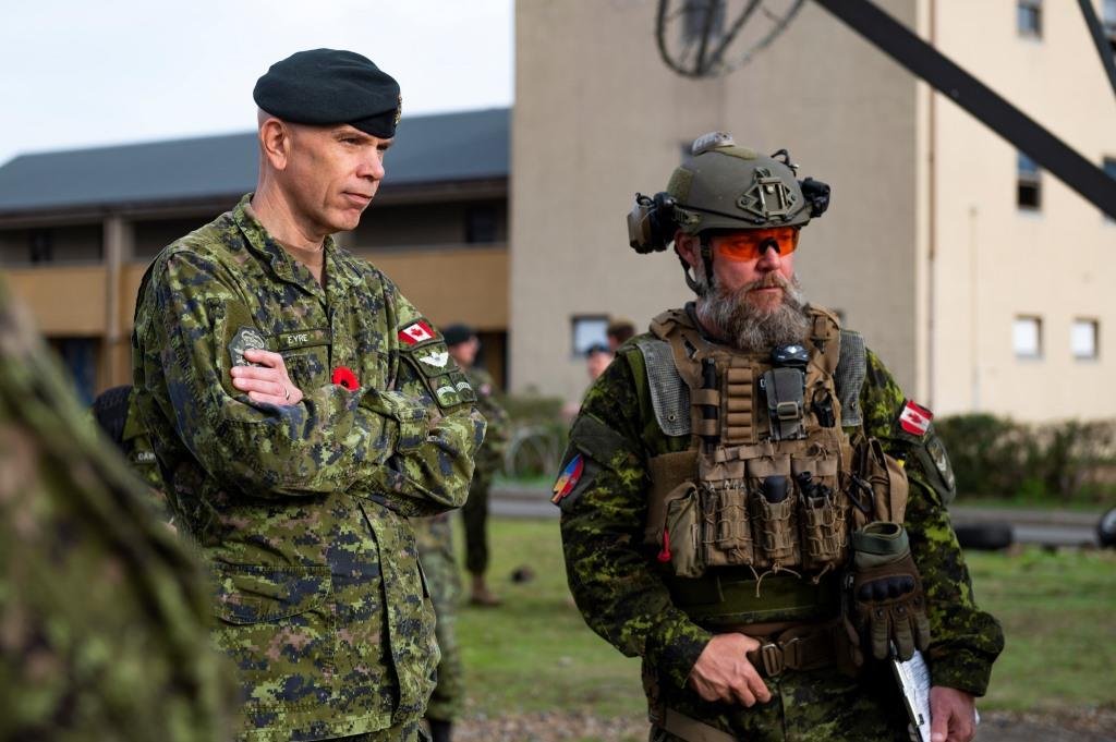 CDS General Wayne Eyre and a Canadian soldier deployed on Operation UNIFIER-UK observe the training of Ukrainian recruits. October 28th, 2022 – United Kingdom